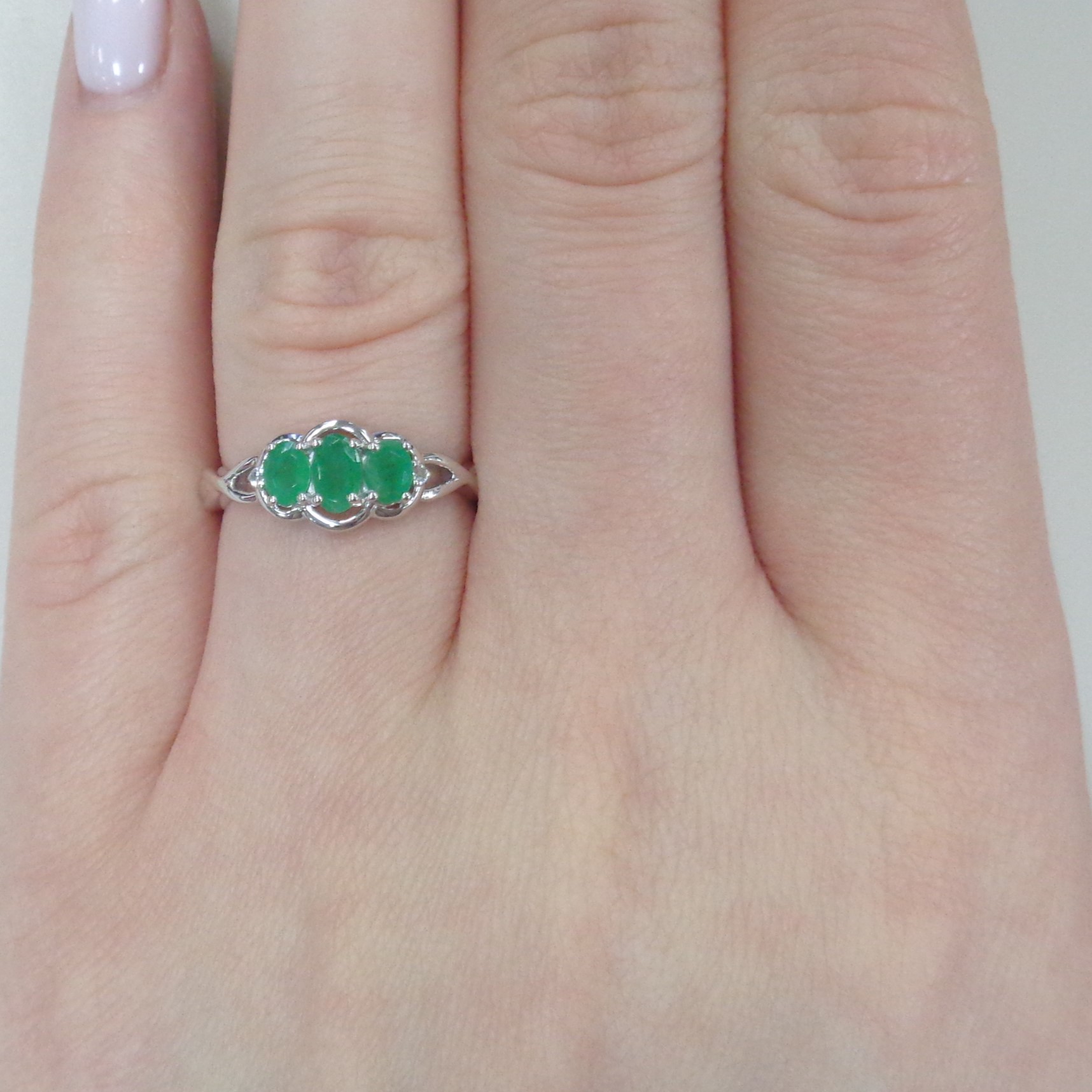 Серебряное кольцо с изумрудами